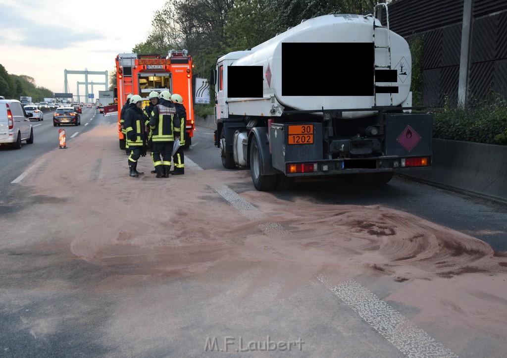 A 4 Rich Olpe vor Rodenkirchener Bruecke Heizoel LKW verliert Heizoel P28.JPG - Miklos Laubert